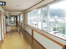 ハイツ能生・3F廊下  各階の廊下は、窓からの眺めも良く、明るく開放感に溢れています。